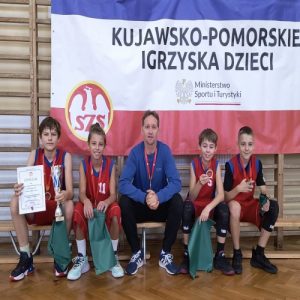 Srebrne medale w finale wojewódzkim w koszykówce 3 na 3 chłopców Igrzyska Dzieci